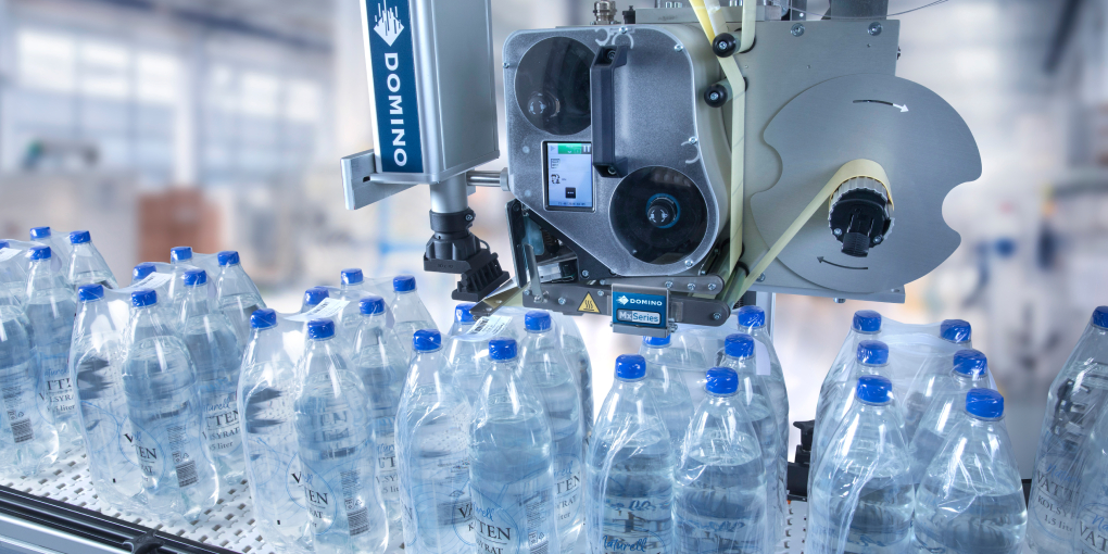 Etiquetado sin pausas para agua embotellada