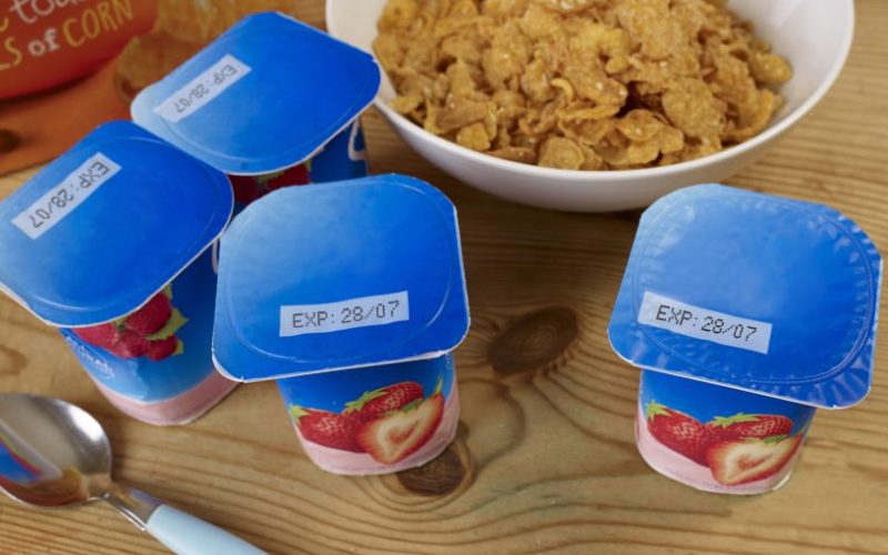 Conoce cómo los equipos Domino lograron imprimir en diferentes materiales para una empresa que cuenta con un basto portafolio de productos.