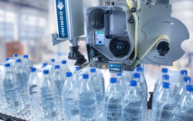 Etiquetado sin pausas para agua embotellada